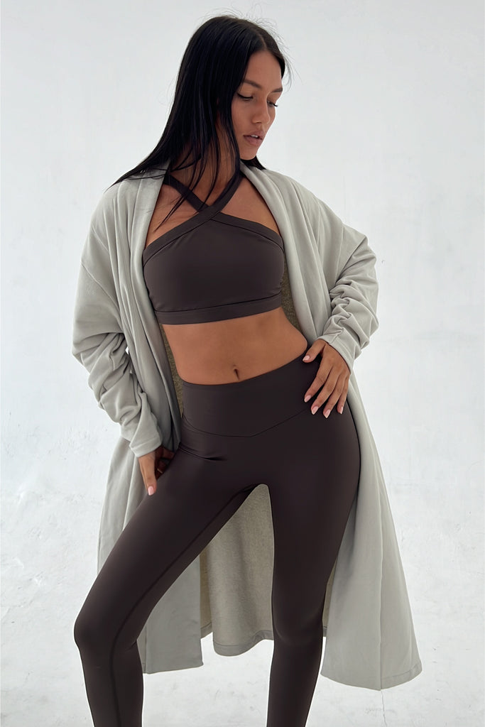 Get ready to slay your workout in this chic ensemble! A woman wearing a dark brown sports bra top and leggings, exuding confidence and style.